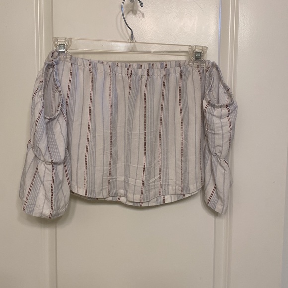 Strapless shirt with connected sleeves. Stays on very well because of cinching - Picture 2 of 3